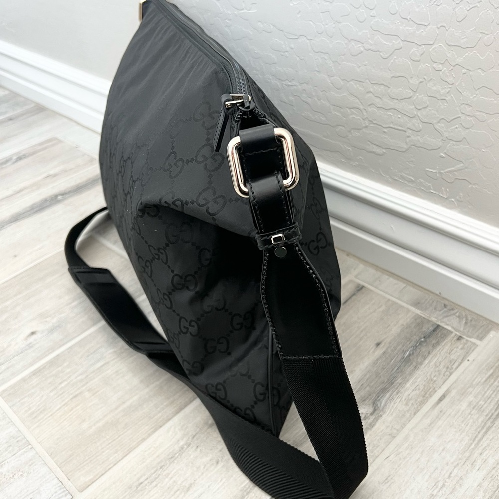 Gucci Elegant Black Crossbody Bag - Picture 8 of 14